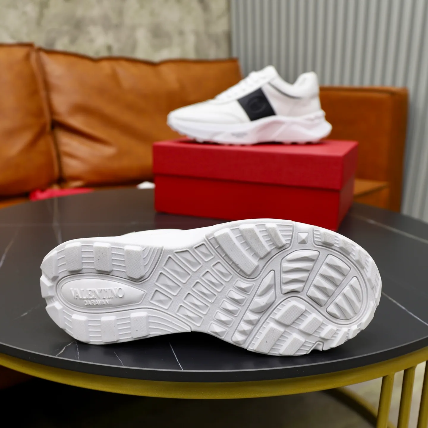 Ex-factory price: 440💰VALENTINO/Valentino Men's latest low-top thick-soled sports shoes are shipped. Made with heavy industry, men's fine casual sports shoes, versatile style. Original leather, rubber lines embellished with geometric segmented uppers, hand-sewn with precision, novel and fashionable style, rubber soles with rivet details on the front and back, VALENTINO GARAVANI LOGO printed on the side, and Valentino Garavani decorative inlay on the tongue. Logo, comfortable, breathable and durable on the feet! Comes with full original packaging! Code number: 38-39-40-41-42-43-44 (45 can be customized)